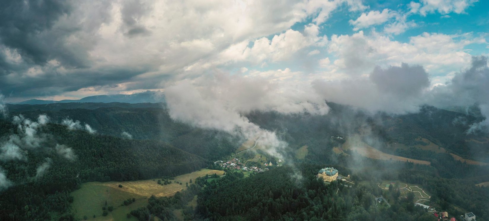 Muránska Huta a kaštieľ na Prednej Hore z oblakov